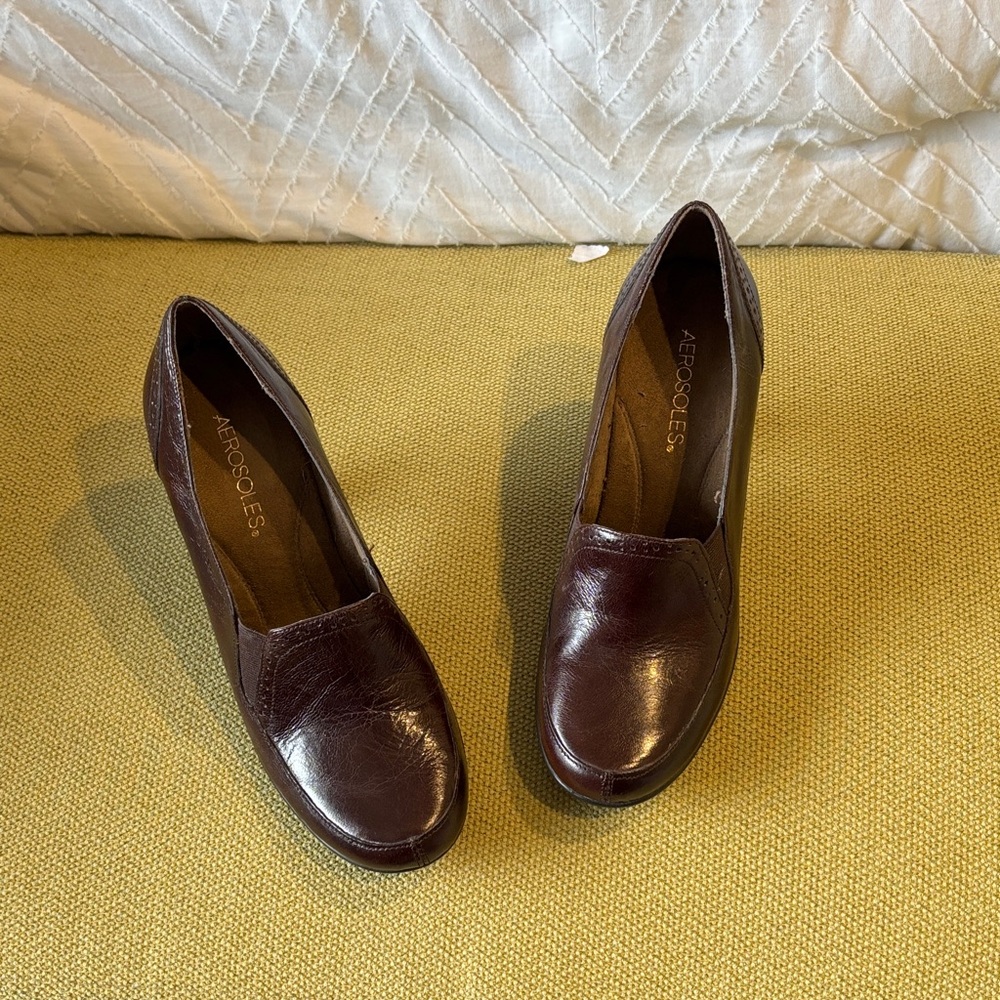 AEROSOLES Women's Brown 2 inch leather heels.   Fabulous work shoe.  Never worn!
